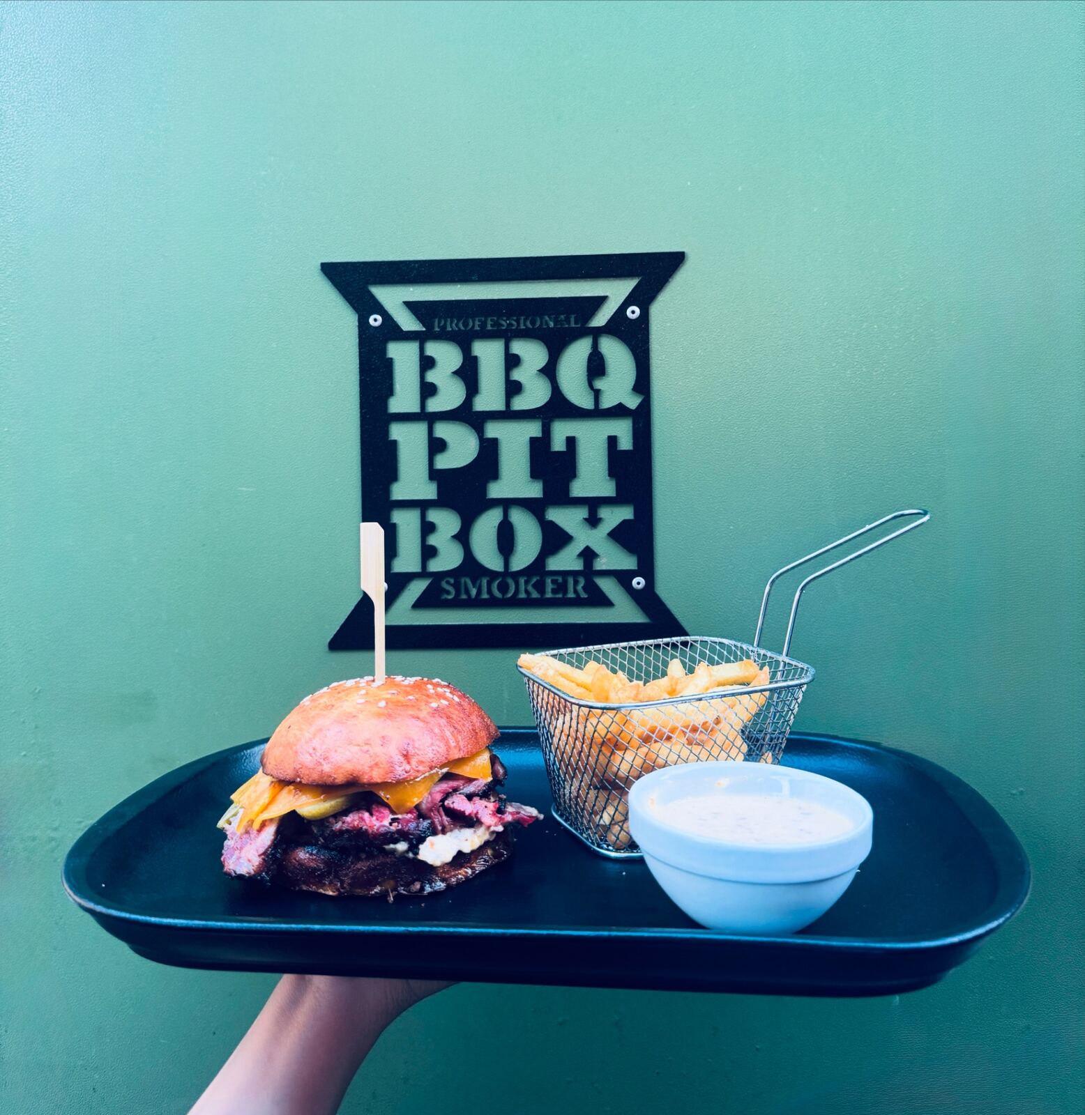 BBQ burger s hranolkami